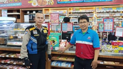 Berikan Pesan Kamtibmas, Bhabinkamtibmas Polsek Antapani Sambangi Karyawan Mini Market