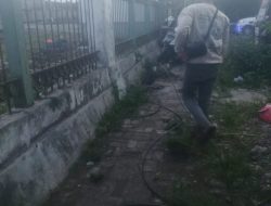Pemasangan Kabel Optik di Area PT KAI Diduga Tak Berizin, Dihentikan Sementara  Kab. Lebak banten , Lensa Nusantara – Pemasangan kabel optik tanpa izin dinilai melanggar aturan. Sesuai ketentuan, penyelenggara telekomunikasi wajib memperoleh izin dari pemilik lahan atau bangunan sebelum melakukan pemasangan jaringan.  Kasus serupa diduga terjadi di area PT KAI, Kabupaten Lebak. Pemasangan kabel optik di lokasi tersebut diketahui belum mengantongi izin resmi, sehingga pihak berwenang mengambil tindakan.  Riyan, Kepala Satuan (KS) di Kabupaten Lebak, membenarkan hal tersebut. Saat dikonfirmasi, ia menyatakan bahwa pihaknya telah menghentikan sementara pekerjaan pemasangan kabel hingga izin yang diperlukan diperoleh.  “Ya, pemasangan kabel optik di area PT KAI memang belum memiliki izin. Oleh karena itu, saya sudah menginstruksikan anak buah untuk menghentikan sementara kegiatan tersebut sampai perizinan dari pihak PT KAI diselesaikan oleh perusahaan terkait,” ujarnya singkat.  Hingga berita ini diterbitkan, belum ada keterangan resmi dari pihak perusahaan yang bertanggung jawab atas pemasangan kabel optik tersebut.   C papih