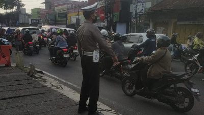 Guna Wujudkan Kamseltibcarlantas Kondusif, Unit Lantas Polsek Antapani Lakukan Pengaturan