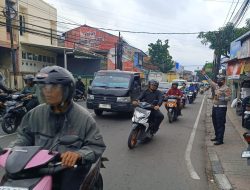 Tempatkan personil di beberapa titik ruas jalan, Unit Lantas Polsek Babakan Ciparay Lakukan Gatur Lalin