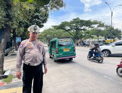 Polsek Rancasari Melaksanakan Pengaturan Lalu Lintas Siang Hari Demi Kelancaran Pengguna Jalan