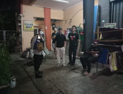 Sambangi warga malam hari sebagai upaya Bhabinkamtibmas jaga kondusifitas