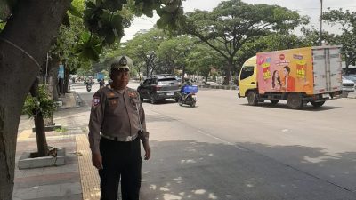 Polsek Rancasari Melaksanakan Pengaturan Lalu Lintas Siang Hari Demi Kelancaran Pengguna Jalan