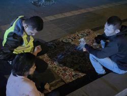 Polisi Selamatkan Wanita yang Coba Bunuh Diri di Jalan Raya