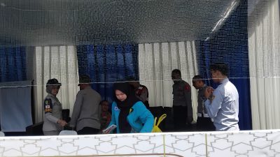 Sidokkes Polrestabes Bandung membagikan Vitamin kepada personel Pos Pam Idul Fitri 2025 Simpang Buahbatu Polsek Lengkong