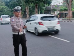 Antisipasi Kemacetan di pagi personil Unit Lalulintas Polsek Bandung Wetan Melaksanakan Pengamanan Jalur dipenogoro dan jalur Riau kota Bandung pada pagi hari Senin tanggal 24 Maret 2025