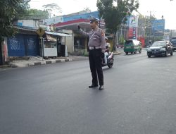 Personel lalulintas Polsek Arcamanik melaksanakan pengaturan antisipsi kemacetan pada pagi hari