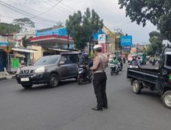 Personel lalulintas Polsek Arcamanik antisipsi kemacetan pada siang hari