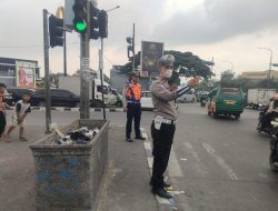 Tempatkan personil di beberapa titik ruas jalan, Unit Lantas Polsek Babakan Ciparay Lakukan Gatur Lalin