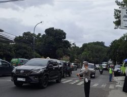 Jajaran Unit Lalulintas Polsek Sukasari Lakukan Giat Pengaturan Arus Lalulintas Siang Hari