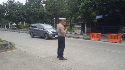 Polsek Rancasari Melaksanakan Pengaturan Lalu Lintas Siang Hari Demi Kelancaran Pengguna Jalan