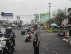 Jajaran Unit Lalulintas Polsek Sukasari Lakukan Giat Pengaturan Arus Lalulintas Siang Hari