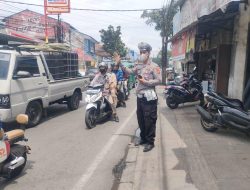Pastikan Arus Lalulintas Lancar, Unit Lantas Polsek Babakan Ciparay Laksanakan Pengaturan Arus Lalulintas