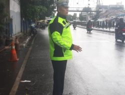 Unit Lantas Polsek Kiaracondong Polrestabes Bandung Laksanakan Pengawasan dan Pengaturan Lalulintas di Siang Hari
