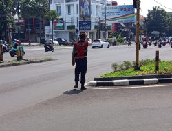Ciptakan Kamseltibcar Lantas Siang, Personil Polsek Lengkong Laksanakan Kegiatan Gatur Lalin