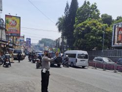 Jajaran Unit Lalulintas Polsek Sukasari Lakukan Giat Pengaturan Arus Lalulintas Siang Hari