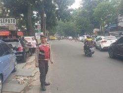 Ciptakan Kamseltibcar Lantas Siang, Personil Polsek Lengkong Laksanakan Kegiatan Gatur Lalin