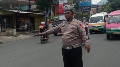 Personel lalulintas Polsek Arcamanik antisipsi kemacetan pada siang hari