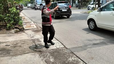 Personel samapta Polsek Arcamanik antisipsi kemacetan pada siang hari