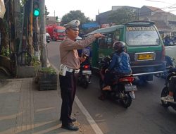 Unit Lantas Polsek Kiaracondong Polrestabes Bandung Laksanakan Pengawasan dan Pengaturan Lalulintas di Sore Hari