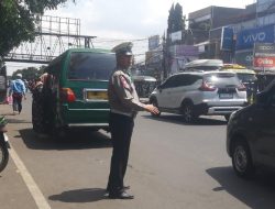 Unit Lantas Polsek Kiaracondong Polrestabes Bandung Laksanakan Pengawasan dan Pengaturan Lalulintas di Siang Hari