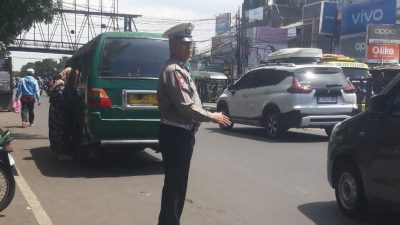 Unit Lantas Polsek Kiaracondong Polrestabes Bandung Laksanakan Pengawasan dan Pengaturan Lalulintas di Siang Hari