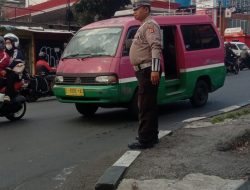 Personel lalulintas Polsek Arcamanik melaksanakan pengaturan antisipsi kemacetan pada pagi hari