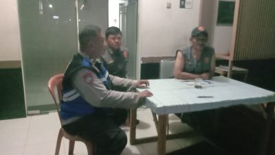 Sambangi warga malam hari sebagai upaya Bhabinkamtibmas jaga kondusifitas