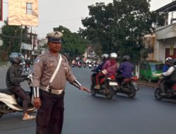Personel lalulintas Polsek Arcamanik melaksanakan pengaturan antisipsi kemacetan pada pagi hari