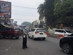 Jajaran Unit Lalulintas Polsek Sukasari Lakukan Giat Pengaturan Arus Lalulintas Siang Hari