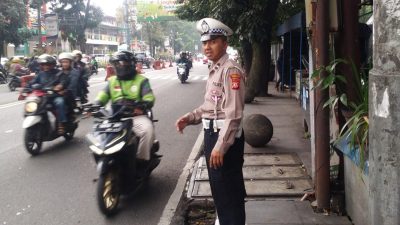 Personel Unit Lantas Polsek Lengkong Gelar Pengaturan Lalu lintas, Bentuk Pelayanan Kepada Masyarakat sore hari