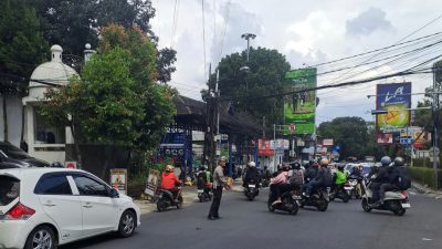 Jajaran Unit Lalulintas Polsek Sukasari Lakukan Giat Pengaturan Arus Lalulintas Siang Hari