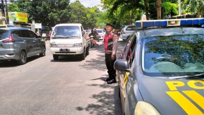 Personel samapta Polsek Arcamanik antisipsi kemacetan pada siang hari