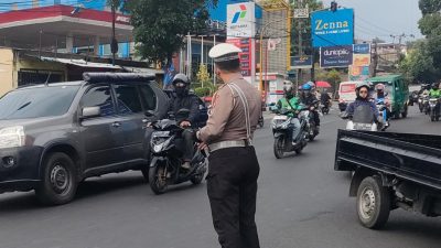 Personel lalulintas Polsek Arcamanik antisipsi kemacetan pada siang hari