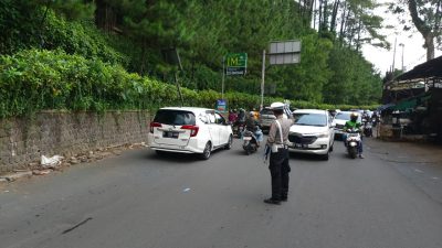 Personel Lalu Lintas Melaksanakan Pelayanan Masyarkat Penganturan Arus Lalu Lintas Siang Hari