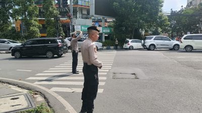 Personel Sabhara Melaksanakan Pelayanan Masyarkat Penganturan Arus Lalu Lintas Siang Hari