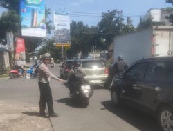 Unit Lantas Polsek Kiaracondong Polrestabes Bandung Laksanakan Pengawasan dan Pengaturan Lalulintas di Siang Hari
