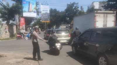 Unit Lantas Polsek Kiaracondong Polrestabes Bandung Laksanakan Pengawasan dan Pengaturan Lalulintas di Siang Hari