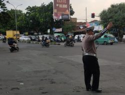 Unit Lantas Polsek Kiaracondong Polrestabes Bandung Laksanakan Pengawasan dan Pengaturan Lalulintas di Sore Hari