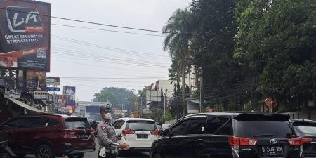 Jajaran Unit Lalulintas Polsek Sukasari Lakukan Giat Pengaturan Arus Lalulintas Siang Hari