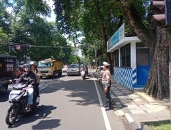 Antisipasi Kemacetan di siang hari personil Unit Lalulintas Polsek Bandung Wetan Melaksanakan Pengamanan Jalur dipenogoro kota Bandung pada siang hari Selasa tanggal 27 Mei 2025.