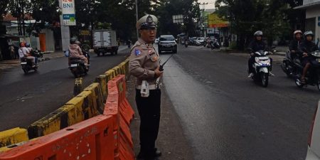 Unit Lantas Polsek Kiaracondong Polrestabes Bandung Laksanakan Pengawasan dan Pengaturan Lalulintas di Sore Hari