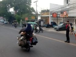 Personel Samapta Polsek Ujungberung Lakukan Giat Pengaturan Arus Lalu-lintas Pagi Hari