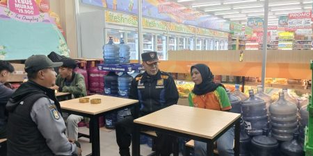 Berikan Pesan Kamtibmas, Bhabinkamtibmas Polsek Antapani Sambangi Karyawan Mini Market