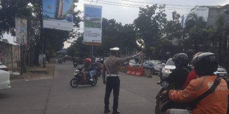 Unit Lantas Polsek Kiaracondong Polrestabes Bandung Laksanakan Pengawasan dan Pengaturan Lalulintas di Sore Hari