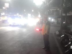 Unit Lantas Polsek Kiaracondong Polrestabes Bandung Laksanakan Pengawasan dan Pengaturan Lalulintas di Malam Hari