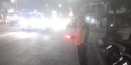 Unit Lantas Polsek Kiaracondong Polrestabes Bandung Laksanakan Pengawasan dan Pengaturan Lalulintas di Malam Hari