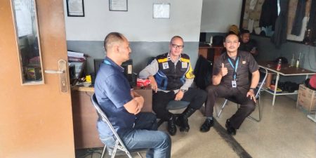 Patroli Dialogis Bhabinkamtibmas Polsek Kiaracondong Polrestabes Bandung Sambangi Masyarakat
