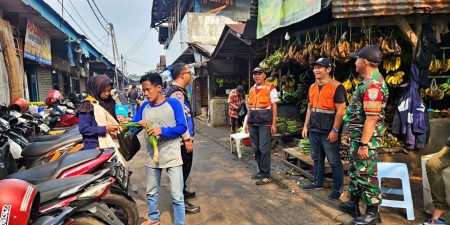 Antisipasi Gangguan Kamtibmas, Bhabinkamtibmas Polsek Astanaanyar Bersama Babinsa Laksanakan Patroli Dialogis di Pasar Anyar