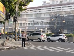 Berikan Pelayanan masyarakat pagi, Personil Unit Lantas Polsek Lengkong Laksanakan Gatur lalin cegah Kemacetan pagi